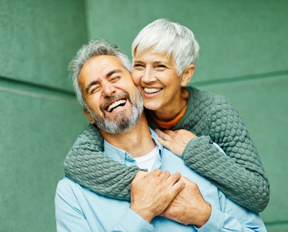 Couple de retraités heureux d'être à la mutuelle SMATIS