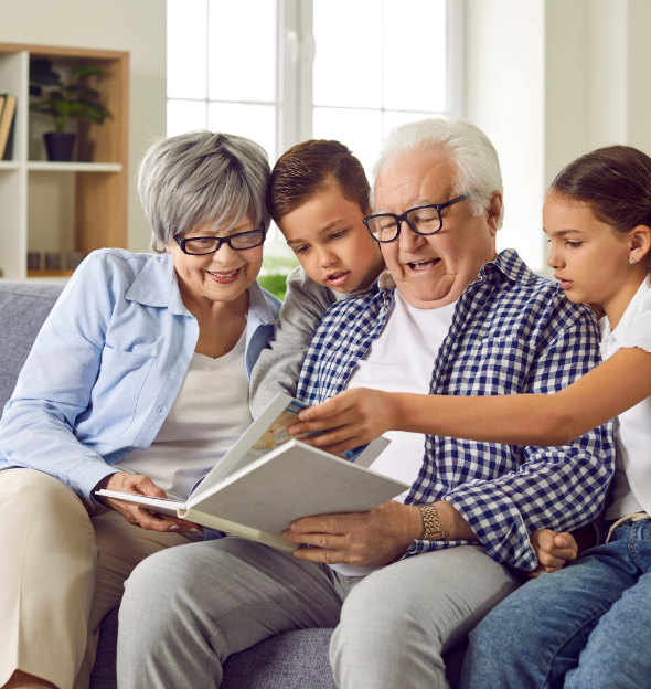 Famille petit enfant et grand parent