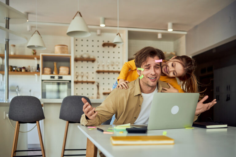 Un père jouant avec sa fille, tous deux couverts par sa mutuelle d’entreprise