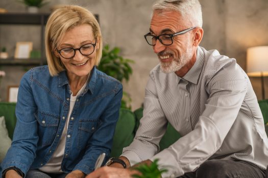 Un couple examine un contrat santé et se demande s'il est possible de changer de mutuelle après 70 ans.