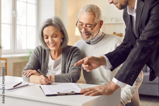 Couple de seniors signant un contrat de complémentaire santé, illustrant l’importance de souscrire une mutuelle pour compléter les remboursements de la Sécurité sociale et anticiper les dépenses de santé.