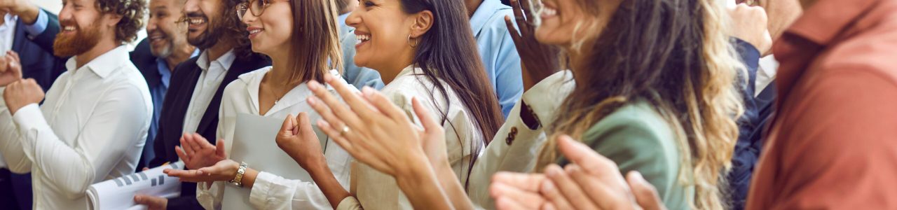 Des salariés heureux applaudissant leur patron pour avoir choisi la mutuelle Smatis.